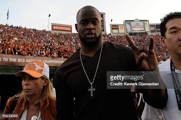 Quarterback Vince Young stands on the sidelines prior to the Citi BCS National Championship game between the Texas Longhorns and the Alabama Crimson...