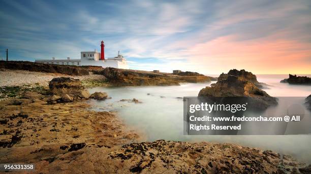 cabo raso lighthouse located in coastline of cascais bay in portugal - raso 個照片及圖片檔