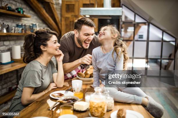 familia alegre divertirse mientras riendo en la cocina. - pijama fotografías e imágenes de stock