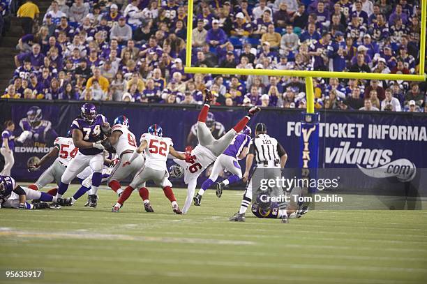 New York Giants Mathias Kiwanuka in action, getting upended vs Minnesota Vikings. Minneapolis, MN 1/3/2010 CREDIT: Tom Dahlin
