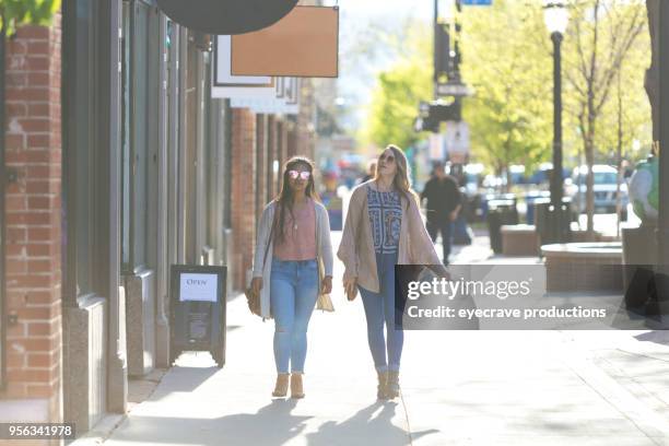 geluk - lente avond in the city young adult college leeftijd beste vriendinnen - small town stockfoto's en -beelden