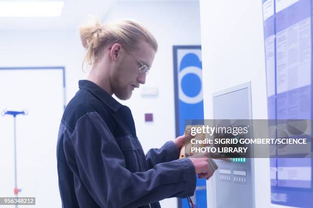 electrician working in a hospital - sigrid gombert - fotografias e filmes do acervo