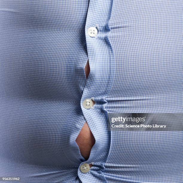 overweight man with bulging shirt buttons - male belly button 個照片及圖片檔