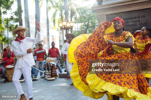 traditional dancers at plaza bolivar, cartagena de indias, colombia. - bolivar imagens e fotografias de stock