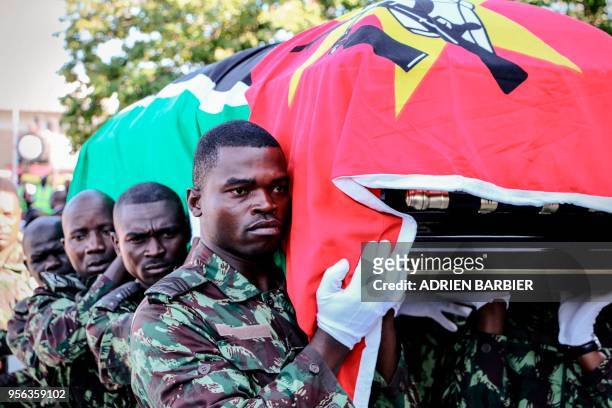 Mozambican Soldiers pallbearers carry the coffin of late Mozambican Opposition Party Mozambican National Resistance leader Afonso Dhlakama, drapped...