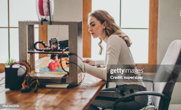 junge wissenschaftler - 3d printer female stock-fotos und bilder