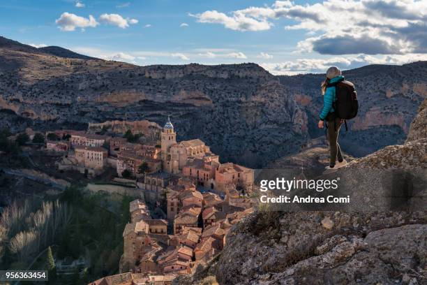 a hiker admires the view of albarracin. albarracin, teruel, aragon, spain - comunidad autónoma de aragón fotografías e imágenes de stock