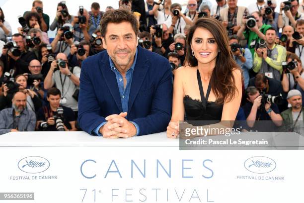 Actor Javier Bardem and actress Penelope Cruz, wearing jewels by Atelier Swarovski Fine Jewelry, attends the photocall for "Everybody Knows " during...