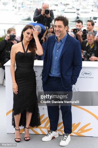 Actor Javier Bardem and actress Penelope Cruz, wearing jewels by Atelier Swarovski Fine Jewelry, attend the photocall for "Everybody Knows " during...