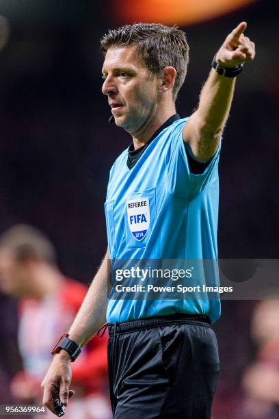 Referee Gianluca Rocchi gestures during the UEFA Europa League 2017-18 semi-finals match between Atletico de Madrid and Arsenal FC at Wanda...