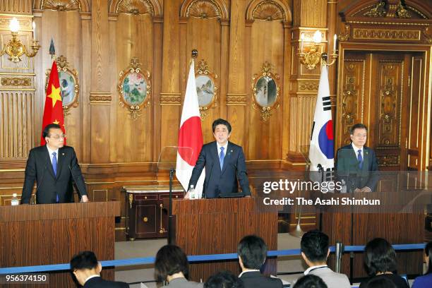 Chinese Premier Li Keqiang, Japanese Prime Minister Shinzo Abe and South Korean President Moon Jae-in attend a joint press conference following the...