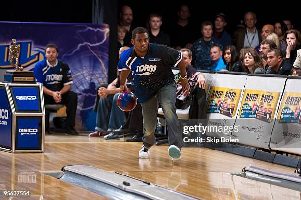 Chris Paul of the New Orleans Hornets bowls at the PBA celebrity bowling fundraiser at Riverboat Lanes on January 7, 2010 in New Orleans, Louisiana.