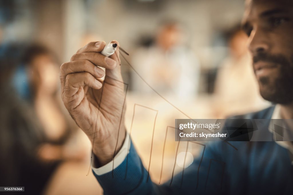 F Geschäftsmann Zeichnung Fortschritt Grafik transparent wischen Bord hautnah.