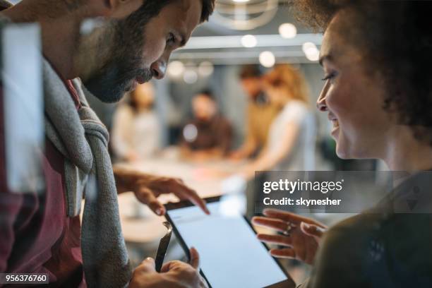 jeunes créatifs coopérer tout en travaillant sur le touchpad au bureau. - palm photos et images de collection