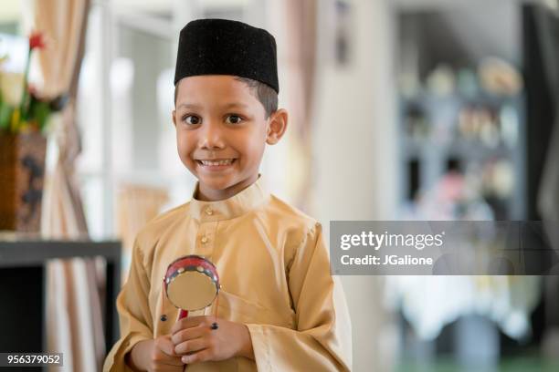 joven ropa tradicional mirando emocionado - islamic kids fotografías e imágenes de stock