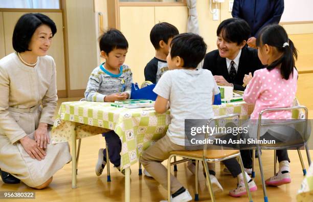 Prince Akishino and Princess Kiko of Akishino talk with children during their visit to the Shinjuku Kodomo En Nursery school on May 9, 2018 in Tokyo,...