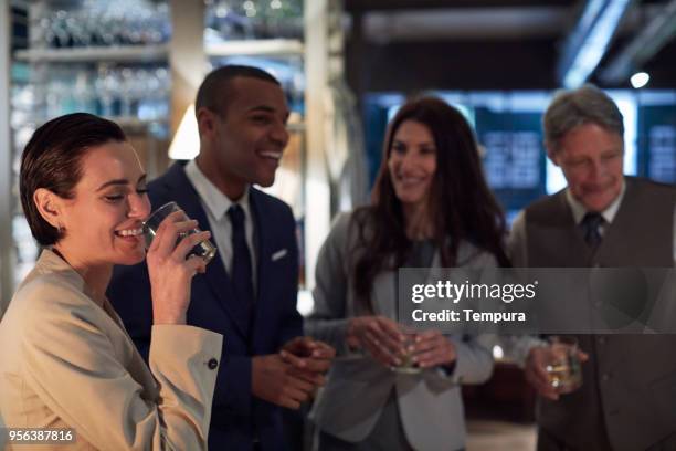 business retraites, drinken in de bar, happy hour. - cocktail corporate stockfoto's en -beelden