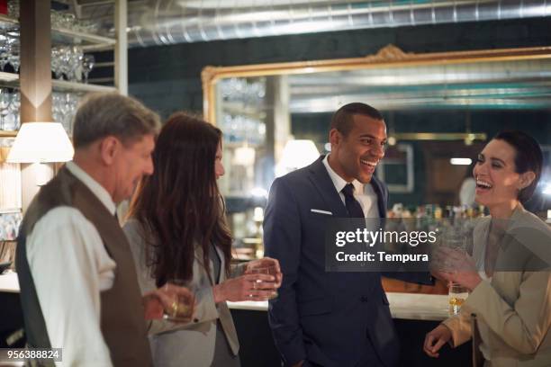 business retraites, drinken in de bar, happy hour. - cocktail corporate stockfoto's en -beelden