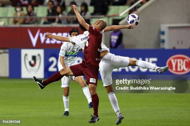 Kunie Kitamoto of Vissel Kobe and Ryunosuke Noda of Shonan Bellmare compete for the ball during the J.League Levain Cup Group D match between Vissel...