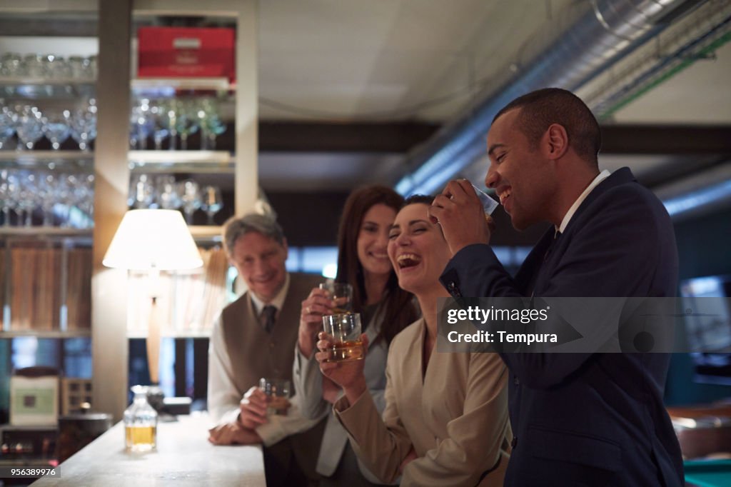 Geschäft zurückzieht, Trinken in der Bar, Happy Hour.