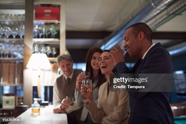 affaires des retraites, à boire dans le bar, happy hour. - country club photos et images de collection