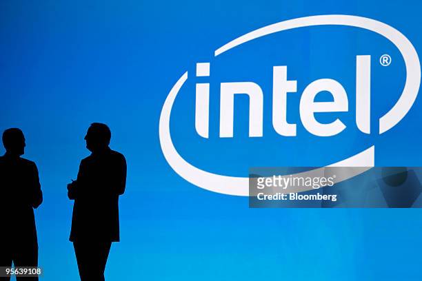 Gary Shapiro, chief executive officer of the Consumer Electronics Association , left, speaks with Paul Otellini, Intel's chief executive officer,...