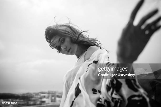 young woman posing outdoors - smart fashion stockfoto's en -beelden