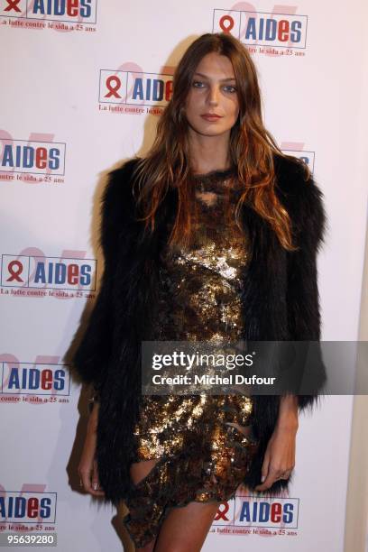 Daria Werbowy attends the 25th anniversary dinner for ''AIDS International'' at Les Beaux-Arts de Paris on November 28, 2009 in Paris, France.