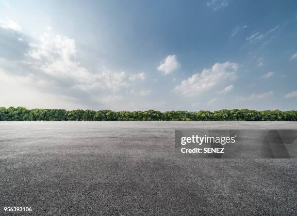 empty parking lot - empty road ストックフォトと画像