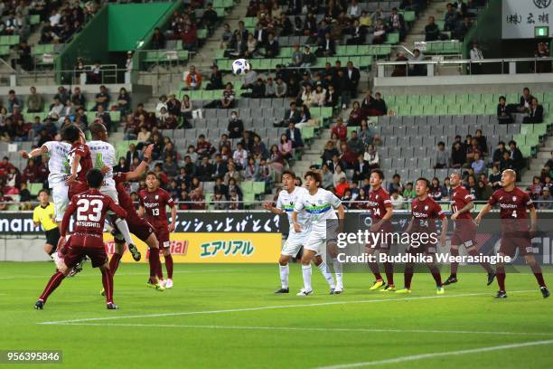 Andre Bahia of Shonan Bellmare heads the ball to score the opening goal during the J.League Levain Cup Group D match between Vissel Kobe and Shonan...