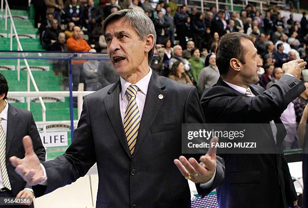 Fenerbahce's Ulker Istanbul coach Bogdan Tanjevic speaks to his player prior the match against Montepaschi Siena for their reagular season, Groupe A,...