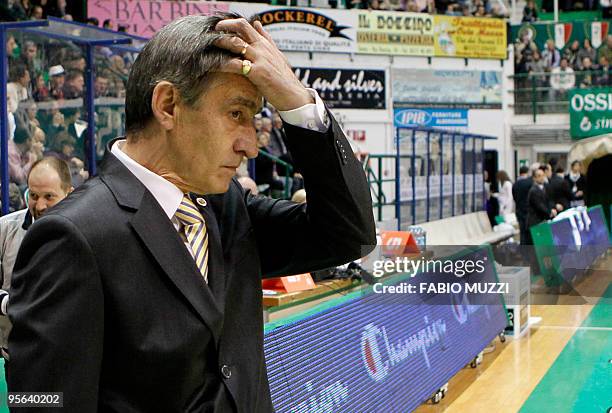 Fenerbahce's Ulker Istanbul coach Bogdan Tanjevic reacts during the match against Monyepaschi Siena for their reagular season, Groupe A, Euroleague...