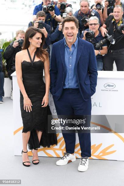 Actor Javier Bardem and actress Penelope Cruz, wearing jewels by Atelier Swarovski Fine Jewelry, attend the photocall for "Everybody Knows " during...