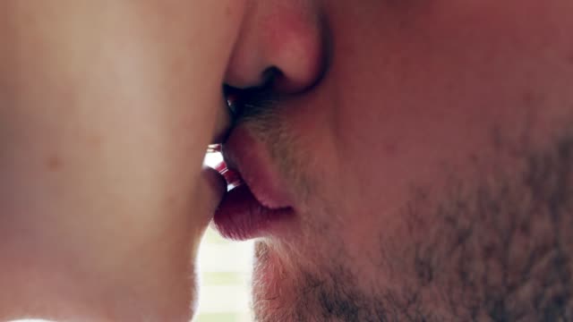 Cada semana Asesor limpiador 576 clips de vídeo y películas de Kissing Lips - Getty Images