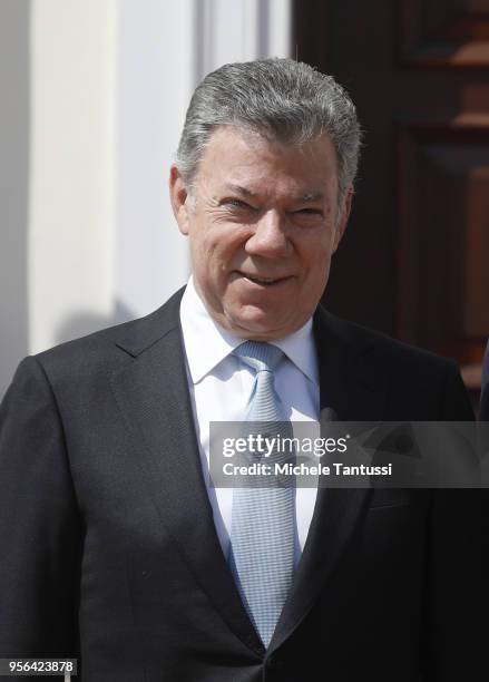 Columbian President Jose Manuel Santos review a guard of honor upon his arrival at Schloss Bellevue palace on May 9, 2018 in Berlin, Germany. Santos...