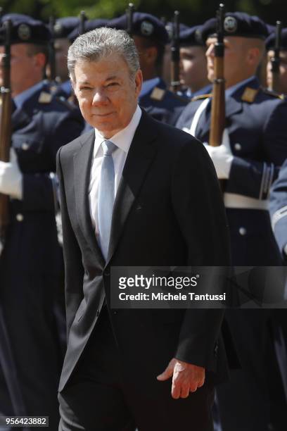 Columbian President Jose Manuel Santos review a guard of honor upon his arrival at Schloss Bellevue palace on May 9, 2018 in Berlin, Germany. Santos...