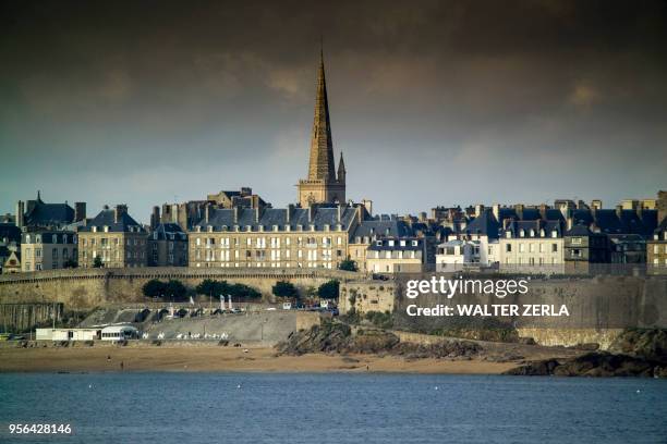 waterfront view of beach townhouses and skyline, saint-malo, brittany, france - saint malo stockfoto's en -beelden