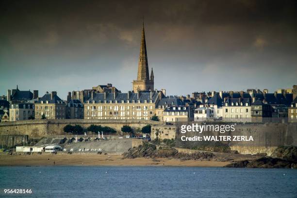 waterfront view of beach townhouses and skyline, saint-malo, brittany, france - saint malo stock pictures, royalty-free photos & images