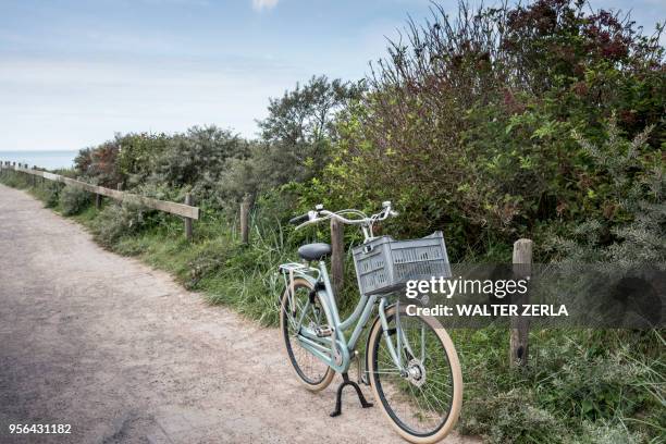 bicycle parked on coastal path, veere, zeeland, netherlands - zealand stock-fotos und bilder