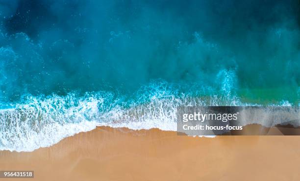 vista aérea del mar de color turquesa claro - ola fotografías e imágenes de stock