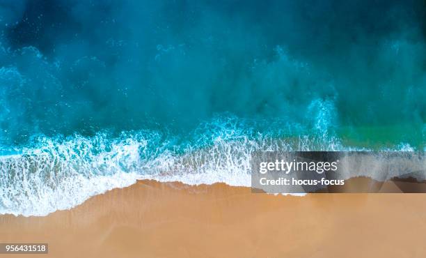 luchtfoto van heldere turquoise zee - aerial view stockfoto's en -beelden