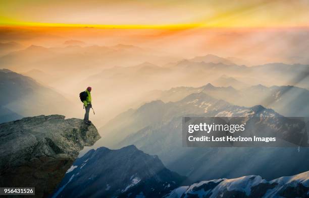 mountain climber standing on edge of mountain, looking at view, courmayeur, aosta valley, italy, europe - bergsteiger gipfel stock-fotos und bilder