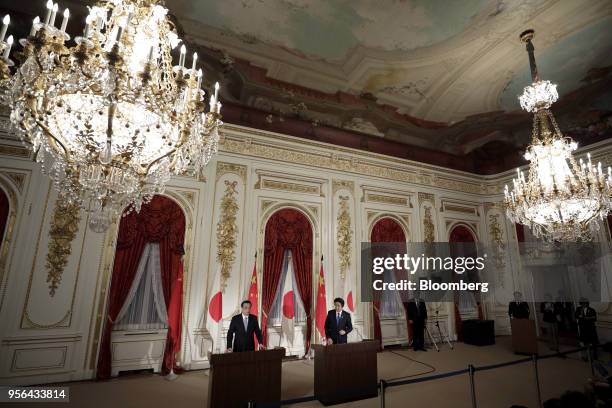 Shinzo Abe, Japan's prime minister, right, speaks while Li Keqiang, China's premier, looks on during a joint news conference following a bilateral...