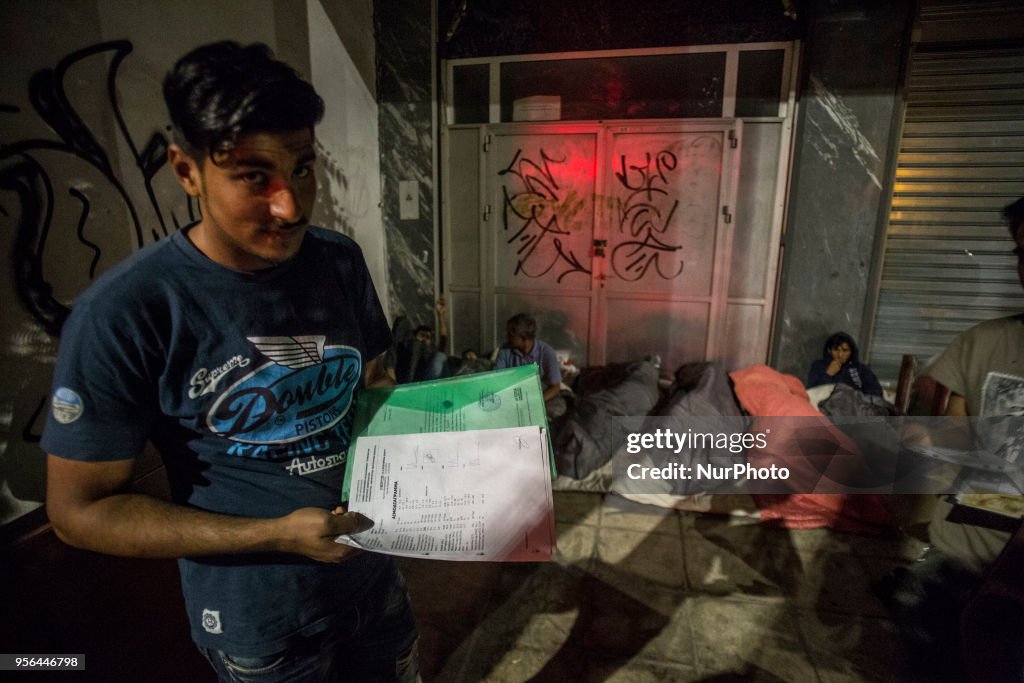 Migrants from Pakistan living outdoors