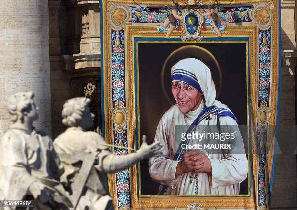 Le pape François a élevé Mère Teresa, qui a consacré sa vie au service des plus pauvres et des plus démunis en Inde, au rang de sainte, pendant une...