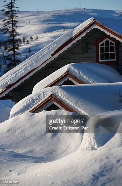 mountain lodge covered in snow, sweden. - deep snow stockfoto's en -beelden