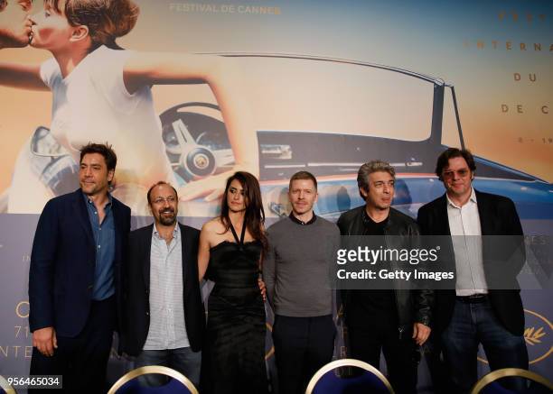 Javier Bardem, Asghar Farhadi, Penelope Cruz, Alexandre Mallet-Guy, Ricardo Darin and Alvaro Longoria attend the press conference for "Everybody...