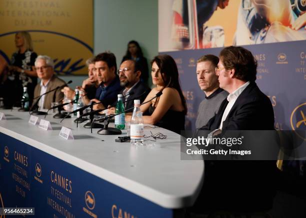 Moderator Robert Gray, Argentinian actor Ricardo Darin, Spanish actor Javier Bardem, Iranian director Asghar Farhadi, Spanish actress Penelope Cruz,...