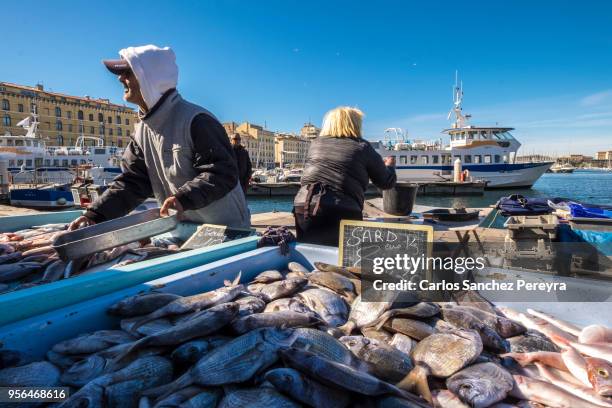 fisherman´s market in marseille - vieux port fotografías e imágenes de stock