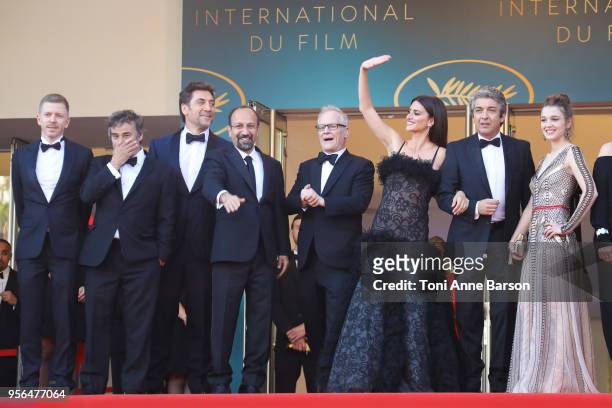 Producer Alexandre Mallet-Guy, actors Eduard Fernandez, Javier Bardem, director Asghar Farhadi, Cannes Film Festival Director Thierry Fremaux,...